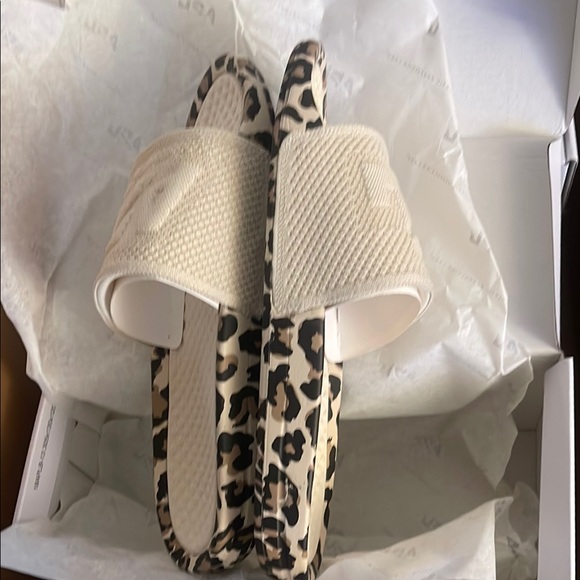 APL BL TECHLOOM SLIDE Parchment/Leopard Quilted Sandals with Textured Footbed - Picture 3 of 3